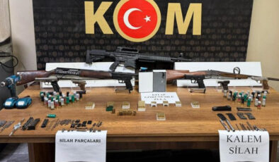 Sakarya’da Silah Kaçakçılığı Operasyonu: Evde Atölyeye Çevrilen Yerde Kalem Silahlar ve Çok Sayıda Mühimmat Ele Geçirildi