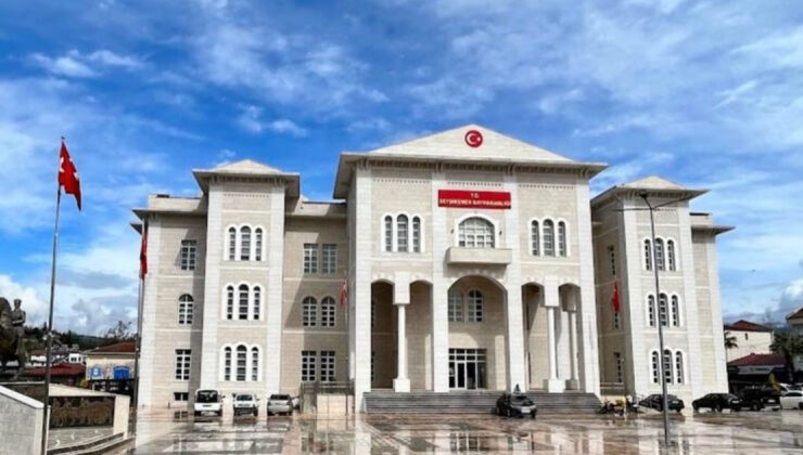 Seydikemer Kaymakamı’nın Koruması ve Şoförü Göçmen Kaçakçılığı Soruşturmasında Gözaltına Alındı