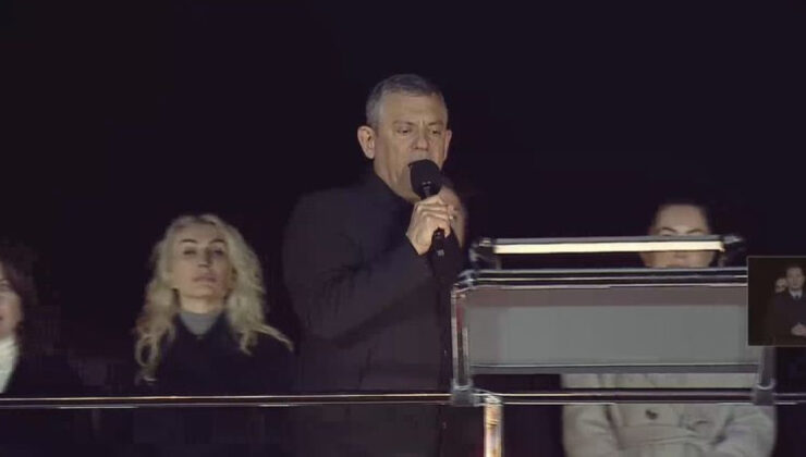 Özgür Özel’den Adalar’da Sert Mesajlar: ‘Millet İradesine Sahip Çıkıyoruz’ Mitinginde Seçim Sonuçları ve Atamalara Eleştiri