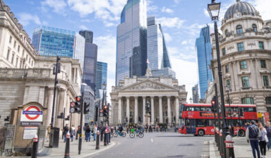 İngiltere Ekonomisi 2025’in Son Çeyreğinde Beklentilerin Altında Büyüdü: Hizmet Sektörü Durdu, İnşaat Geriledi