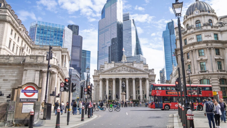 İngiltere Ekonomisi 2025’in Son Çeyreğinde Beklentilerin Altında Büyüdü: Hizmet Sektörü Durdu, İnşaat Geriledi