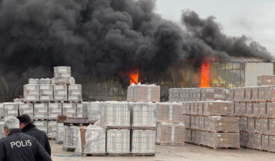 Balıkesir’de Yapı Malzemeleri Deposu Yangınında Söndürme Çalışmaları Devam Ediyor