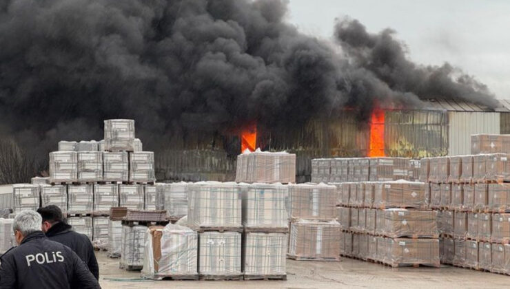 Balıkesir’de Yapı Malzemeleri Deposu Yangınında Söndürme Çalışmaları Devam Ediyor