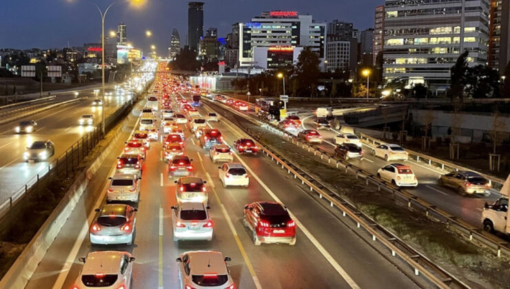 İstanbul’da Akşam Trafiği Kabusu: Yoğunluk Yüzde 90’a Ulaştı, Ulaşım Felç Oldu