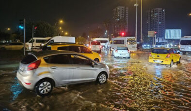 Adana’da Sağanak Yağış Hayatı Felç Etti: Yollar Göle Döndü, Araçlar Arızalandı