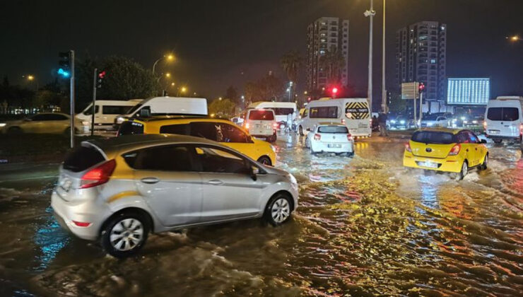 Adana’da Sağanak Yağış Hayatı Felç Etti: Yollar Göle Döndü, Araçlar Arızalandı