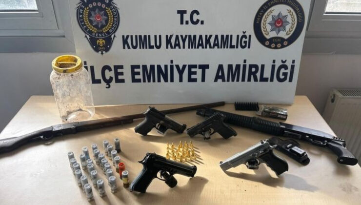 Hatay’da Uyuşturucu Şüphelilerinin Evinde Silah Cephaneliği: 4 Tabanca, 2 Av Tüfeği ve Çok Sayıda Mühimmat Ele Geçirildi