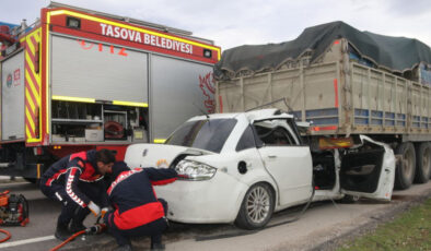 Amasya’da Feci Kaza: Otomobil TIR’a Çarptı, 2 Kişi Hayatını Kaybetti