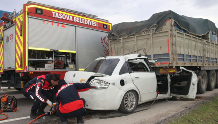 Amasya’da Feci Kaza: Otomobil TIR’a Çarptı, 2 Kişi Hayatını Kaybetti