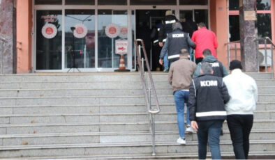 Karabük’te 12 Milyonluk Dolandırıcılık Operasyonu: Kendilerini Polis ve Savcı Olarak Tanıtan 7 Kişi Tutuklandı