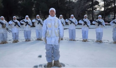 75 Yaşındaki Sabahat Teyze’den Komandolara Sıcak Bir Dokunuş: 400 Bere Siirt’e Ulaştı