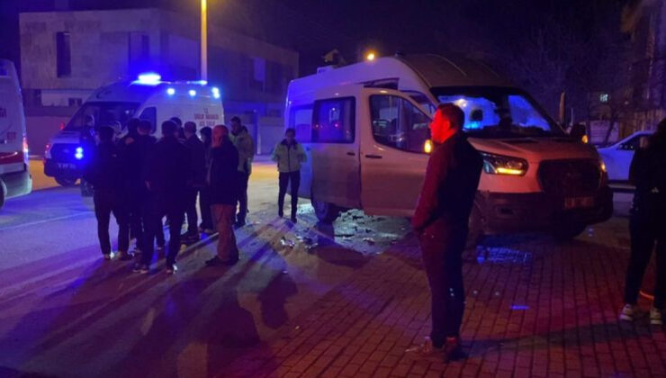 Bursa’da Servis Minibüsü ile Otomobil Çarpıştı: 9 Yaralı