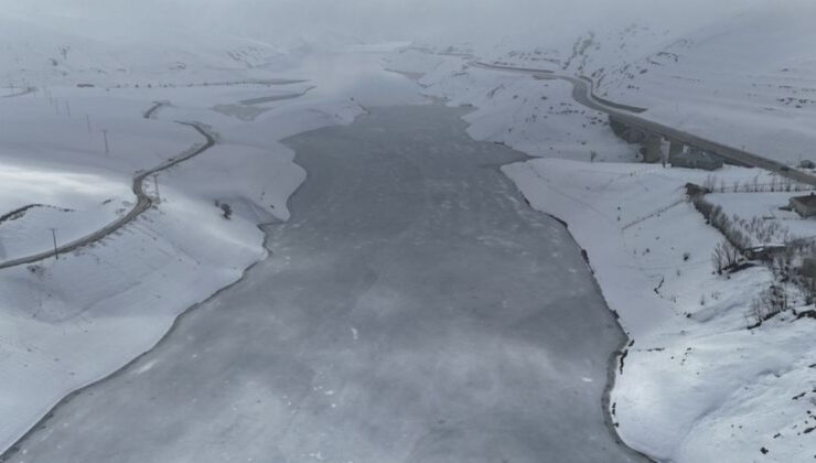 Dondurucu Soğuklar Yüksekova’daki Dilimli Baraj Gölü’nü Buzla Kapladı