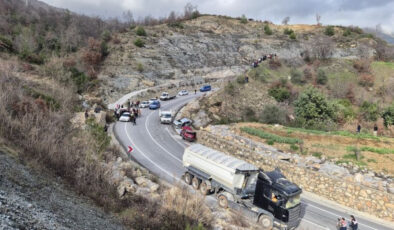 Alanya’da Feci Kaza: Kum Yüklü Kamyonun Karıştığı Kazada 1 Ölü, 3 Yaralı