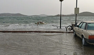 Fırtına Ayvalık ve Çanakkale’yi Vurdu: Deniz Taştı, Sokaklar Göle Döndü, Ağaçlar Devrildi