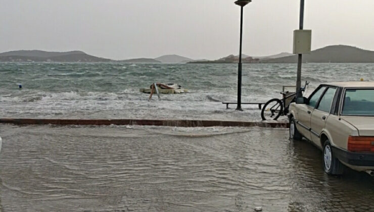 Fırtına Ayvalık ve Çanakkale’yi Vurdu: Deniz Taştı, Sokaklar Göle Döndü, Ağaçlar Devrildi