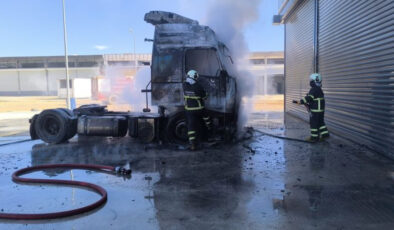Kızıltepe’de Park Halindeki TIR Yangınla Kül Oldu: Yangının Nedeni Araştırılıyor