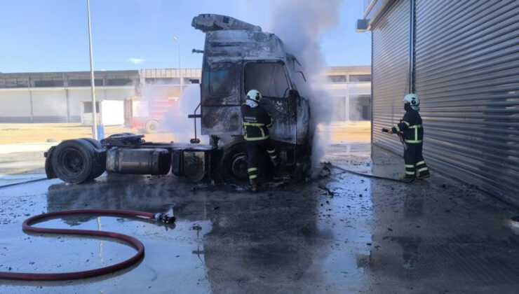 Kızıltepe’de Park Halindeki TIR Yangınla Kül Oldu: Yangının Nedeni Araştırılıyor