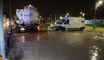 İzmir’de Sağanak Yağış Hayatı Olumsuz Etkiledi: Su Baskınları ve Trafik Çilesi Yaşandı