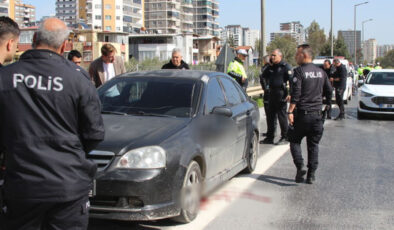 Adana’da Otoyolda Şüpheli Ölüm: Araç İçinde Başından Vurulmuş Halde Bulunan Kişinin Kimliği Belirlenmeye Çalışılıyor
