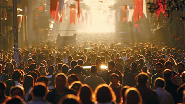 Türkiye Nüfusu Yüzde 0,5 Artışla 86,1 Milyona Ulaştı: Demografik Trendler ve Gelecek Senaryoları