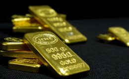 Altın Fiyatları Denge Arayışında: Rekor Sonrası Dalgalanma ve Gelecek Beklentileri