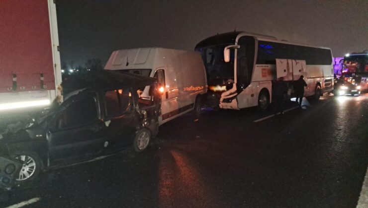 Ankara İstikametinde Otoyolda Zincirleme Kaza: 17 Araç Karıştı, 6 Yaralı