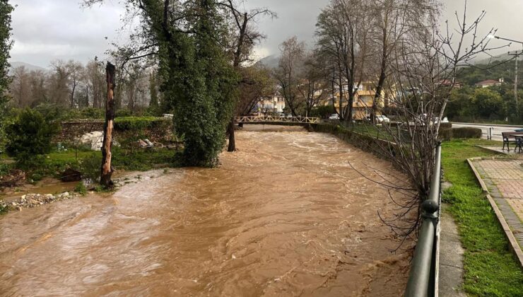 Alanya’da Şiddetli Yağışlar Hayatı Olumsuz Etkiledi: Evler ve Bahçeler Sular Altında, Eğitimde Ara Verildi