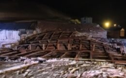 Ardahan’da Şiddetli Rüzgar Hayatı Olumsuz Etkiledi: Çatılar Uçtu, Hasar Meydana Geldi