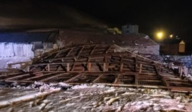 Ardahan’da Şiddetli Rüzgar Hayatı Olumsuz Etkiledi: Çatılar Uçtu, Hasar Meydana Geldi