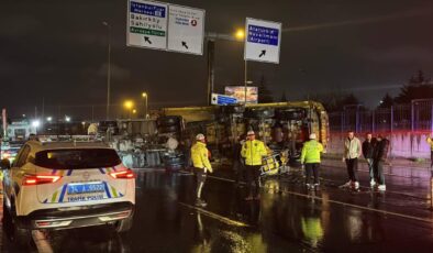 Yeşilköy’de Zincirleme Kaza: Hafriyat Kamyonu Devrildi, Yardım Edenler Yaralandı