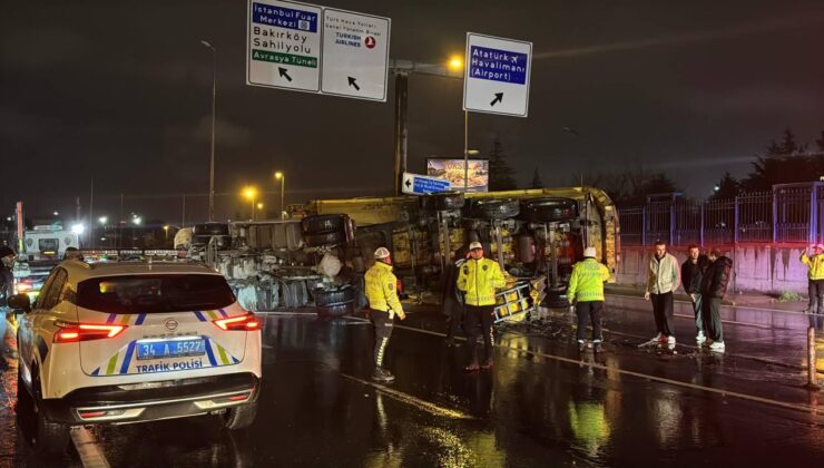 Yeşilköy’de Zincirleme Kaza: Hafriyat Kamyonu Devrildi, Yardım Edenler Yaralandı