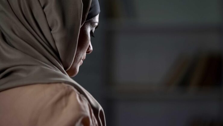 Fransa’da Başörtülü Siyasetçiye Sosyal Medyada Nefret Söylemi: Aurore Katramiz Savcılığa Başvurdu