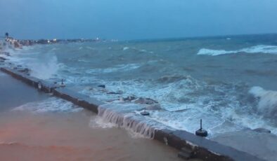 Çanakkale’de Fırtına Etkili Oldu: Küçükkuyu’da Deniz Taşkınları, Ayvacık’ta Sel Uyarısı