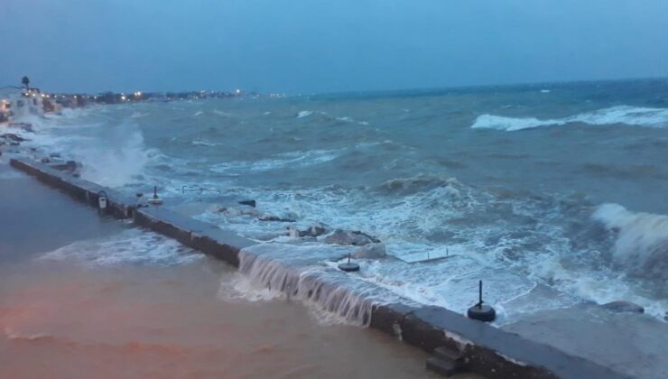 Çanakkale’de Fırtına Etkisi: Küçükkuyu’da Deniz Taşkınları ve Tahliye Çalışmaları