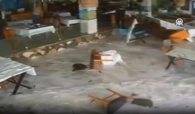 Fırtına Alanya Sahillerini Vurdu: Dev Dalgalar Restoranı Bastı, Plajlarda Hasar Oluştu