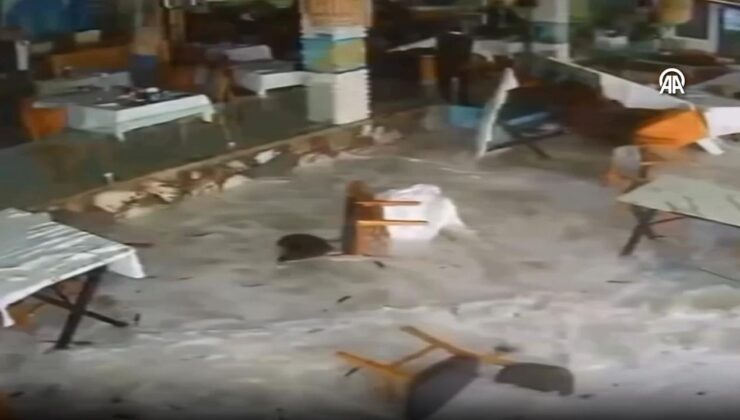 Fırtına Alanya Sahillerini Vurdu: Dev Dalgalar Restoranı Bastı, Plajlarda Hasar Oluştu