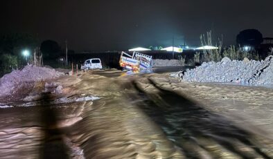 Manisa’da Sel Tehlikesi: Karacaali Deresi’nde İki Araç Sulara Kapıldı, Kurtarma Çalışmaları Tamamlandı