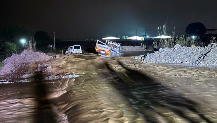 Manisa’da Sel Tehlikesi: Karacaali Deresi’nde İki Araç Sulara Kapıldı, Kurtarma Çalışmaları Tamamlandı