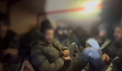 Arsuz-İskenderun Yolunda Göçmen Kaçakçılığına Geçit Yok: Hayvan Dışkısıyla Gizlenmiş Bölmeden 19 Kaçak Göçmen Çıktı