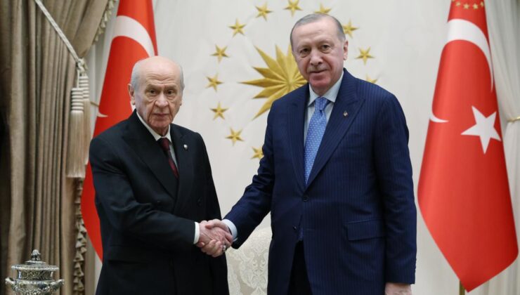 Devlet Bahçeli’den Cumhurbaşkanı Erdoğan’a Anlamlı Doğum Günü Hediyesi: Özel Tasarım Tablo ve Çiçek