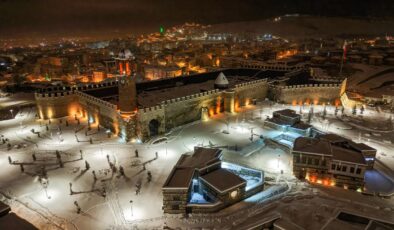 Erzurum’da Kar Yağışı Tarihi Mekanları Beyaza Büründü: 1 Metre Kar Kalınlığına Ulaşıldı
