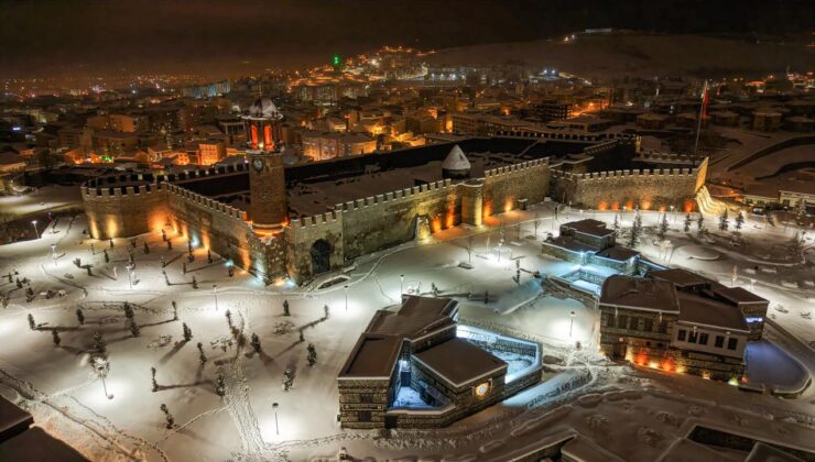 Erzurum’da Kar Yağışı Tarihi Mekanları Beyaza Büründü: 1 Metre Kar Kalınlığına Ulaşıldı