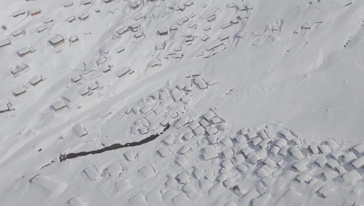 Rize’de Kar Esareti: Kavrun Yaylası’nda Kar Kalınlığı 3 Metreyi Aştı, Evler Beyaza Büründü