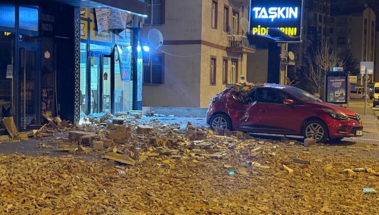Kayseri’de Şiddetli Rüzgar Hayatı Olumsuz Etkiledi: Bina Duvarı Yıkıldı, Ağaç Devrildi