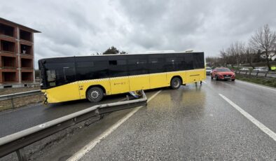Son Dakika: D-100’de İETT Otobüsü Bariyerlere Çarptı! Yaralılar Var