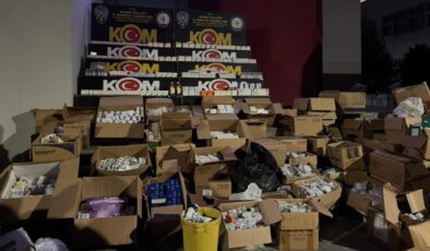 Adana’da Ruhsatsız Depoya Dev Operasyon: 1 Milyonun Üzerinde Kaçak İlaç Ele Geçirildi