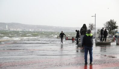 İzmir’i Fırtına Vurdu: Deniz Taşkınları ve Ulaşımda Aksamalar Yaşandı