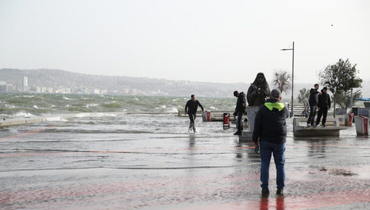 İzmir’i Fırtına Vurdu: Deniz Taşkınları ve Ulaşımda Aksamalar Yaşandı