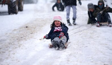 Erzurum’da Kar Yağışı Eğitime Ara Verdirtti: Okullar Tatil Edildi, Kamu Personeline İzin